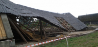 Zerwany dach stodoły w Miszkienikach Wielkich [Zdjęcia]