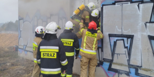 Druhowie ochotnicy szkolili się pod okiem zawodowych strażaków.