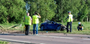 NA SYGNALE: Kierowca BMW wbił się w betonowy słup [Zdjęcia]