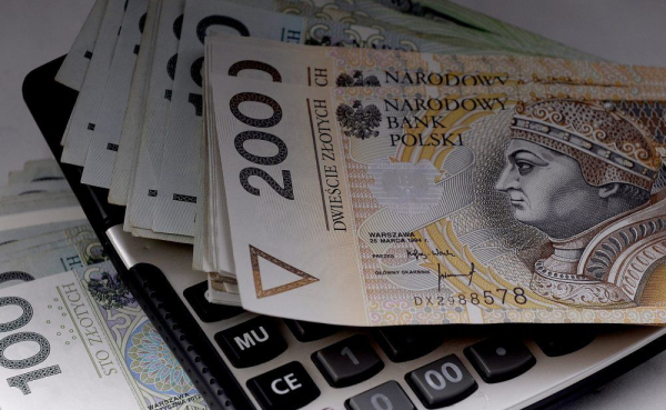 Badanie: przy kłopotach finansowych na p&oacute;źniej odkładamy płacenie rachunk&oacute;w za TV i telefon