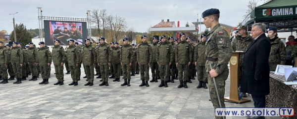 Kadeci z dąbrowskiego liceum uroczyście ślubowali w parku miejskim