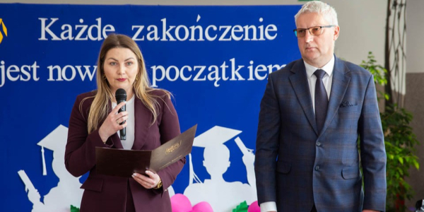 Z dyplomem w ręku i bagażem wspomnień - maturzyści Zespołu Szk&oacute;ł Zawodowych żegnają szkolne mury.