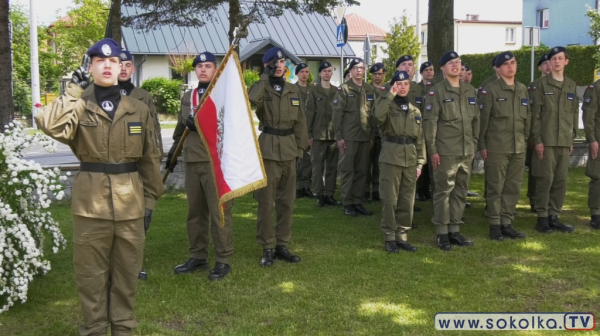 Pamięć, honor i służba. Wyjątkowa uroczystość w Zespole Szk&oacute;ł w Dąbrowie Białostockiej