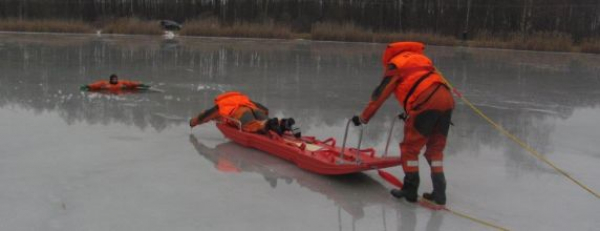 Strażacy ćwiczyli ratowanie ludzi tonących pod lodem [Zdjęcia]