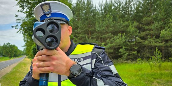 Przekroczył prędkość-dostał mandat i stracił prawo jazdy.