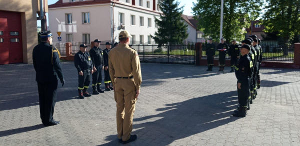 Uroczysta zmiana służby z okazji Dnia Flagi Rzeczpospolitej Polskiej [Zdjęcia]