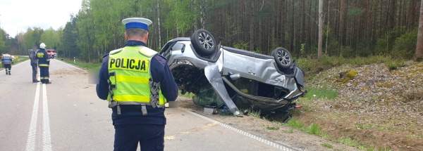 Wypadek osobowego auta z nielegalnymi migrantami; jedna osoba nie żyje