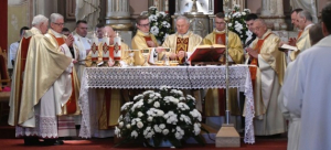 Jubileusz święceń kapłańskich Arcybiskupa Szymeckiego. Do Sokółki zjechało blisko 150 księży [Zdjęcia]