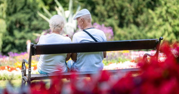 W czwartek ruszają wypłaty czternastych emerytur; świadczenie trafi w sumie do 9 mln os&oacute;b