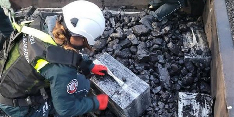 Podlaska KAS udaremniła przemyt papierosów w pociągu z węglem