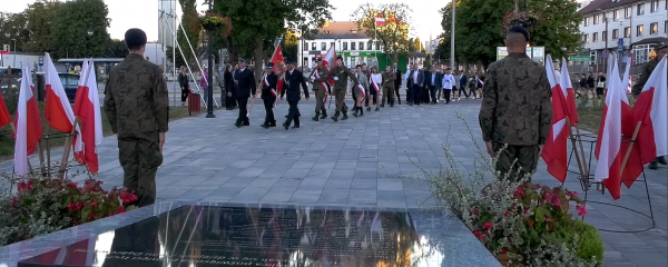 1 Września: Uroczystości patriotyczne pod pomnikiem w Dąbrowie Białostockiej [Film]