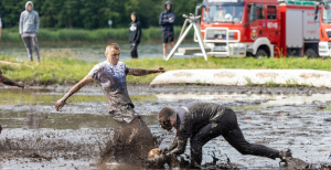 Truskawki, błoto i teatr – Korycin bawi się już po raz trzydziesty