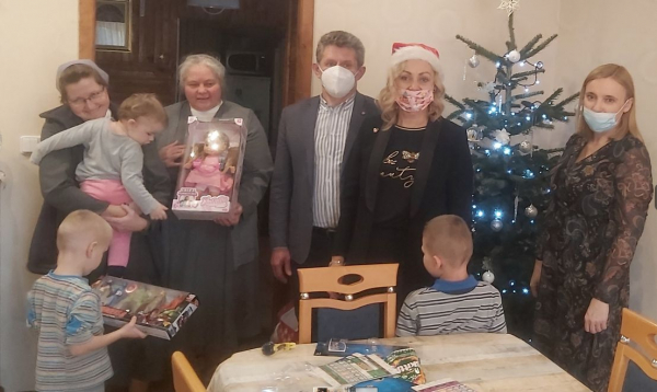 Pracownicy KAS z Sok&oacute;łki z prezentami u wychowank&oacute;w Rodzinnego Domu Dziecka