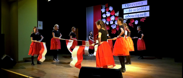 Barwy Niepodległości: Wzruszający Występ z Flagami na Scenie MGOK w Lipsku [Film]