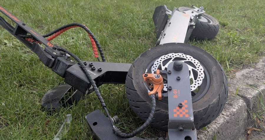 Dwóch nastolatków na jednej hulajnodze, jazdę zakończyli w szpitalu