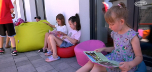 Wakacje z książką w Dąbrowie Białostockiej – ruszyła akcja „Letnie czytanie przy Bibliotece”
