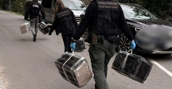 Funkcjonariusze Podlaskiego Oddziału Straży Granicznej udaremnili przemyt nielegalnych wyrobów tytoniowych przerzucanych przez granicę przy użyciu drona.