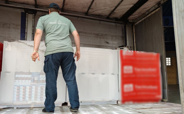 Bloczki betonowe przykrywką dla nielegalnych papieros&oacute;w [Zdjęcia]