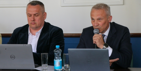 „Trzynaście dni burmistrzowania. Rok zawieszenia. I co – mamy dziękować?”