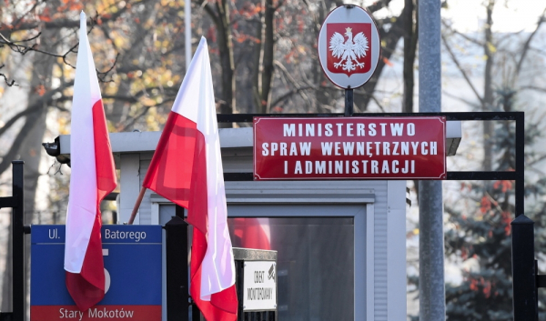 MSWiA: rozmawiamy ze związkami o poprawie warunk&oacute;w służby funkcjonariuszy