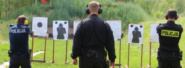 Policjanci doskonalą umiejętności strzeleckie [Film i Zdjęcia]