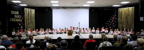 Grupy przedszkolne „Pszczółki” oraz „Słoneczka” zaśpiewały babciom i dziadkom