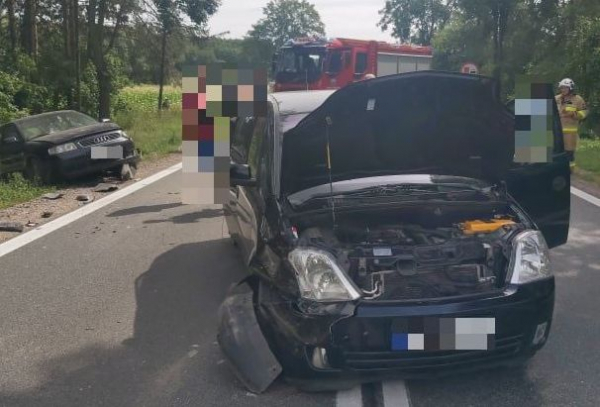 Na krajowej ,,&oacute;semce" zderzyły się trzy samochody [Zdjęcia]