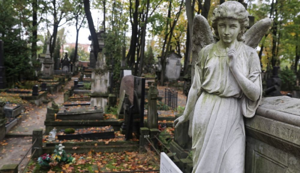 Niedzielski: cmentarze na Wszystkich Świętych najprawdopodobniej będą otwarte