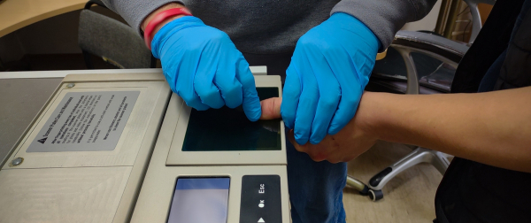 Podejrzani o kradzież i posiadanie narkotyk&oacute;w