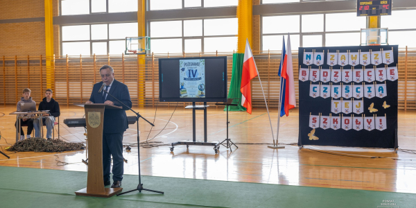 90 uczni&oacute;w pożegnało szkolne mury. Czas na maturę.