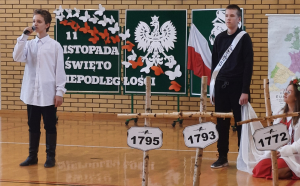 Uroczysta Celebracja Dnia Niepodległości w Szkole Podstawowej w Dąbrowie Białostockiej [Zdjęcia]