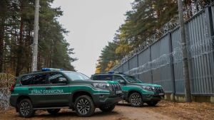 Patrol straży granicznej na przejściu granicznym. 