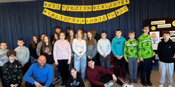 Biblioteka. Lubię tu być! &ndash; młodzież z Janowa spotkała się z Jackiem Łapińskim