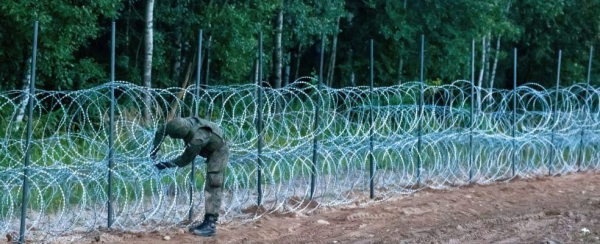 SG: opr&oacute;cz 13 os&oacute;b, kt&oacute;re niszczyły zapory techniczne na granicy zatrzymano r&oacute;wnież dwa pojazdy