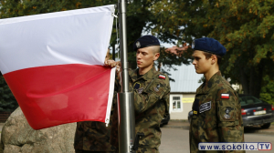 Dąbrowa Białostocka: Wciągnięciem flagi na maszt zakończono projekt „Pod biało-czerwoną” [Film i Zdjęcia]