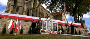Odsłonięto pomnik upamiętniający Ofiary Obławy Augustowskiej [Film]