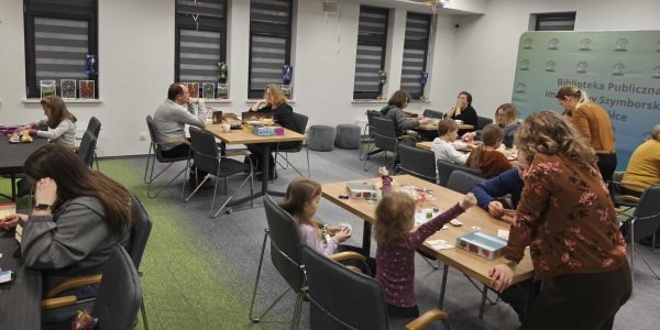 Plansz&oacute;wkowy wiecz&oacute;r pełen radości w sok&oacute;lskiej bibliotece