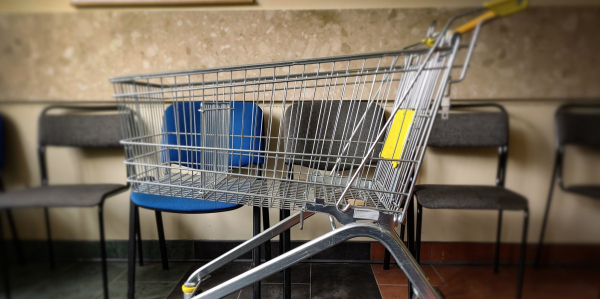 Ukradł w&oacute;zek sklepowy, bo chciał przewieźć rzeczy