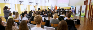 Uczniowie z zagranicznych szkół wzięli udział w konferencji ekologicznej w dąbrowskim liceum [Film]