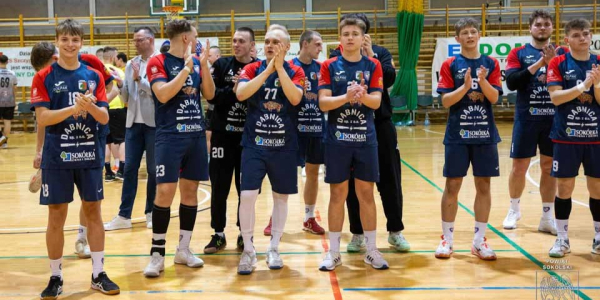 Piłkarze ręczni z Dąbrowy zwyciężyli po wyr&oacute;wnanym meczu.
