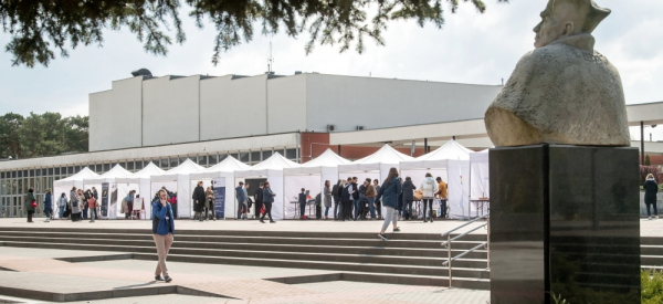 Badanie: niż demograficzny ułatwił młodzieży z obszar&oacute;w wiejskich dostęp do studi&oacute;w