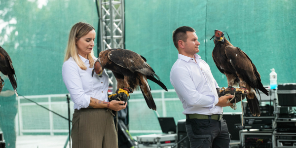 Ptaki drapieżne i psy myśliwskie były bohaterami dzisiejszego spotkania nad zalewem w Czarnej Białostockiej.