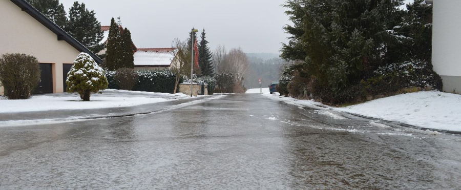 Ostrzeżenie o możliwym wystąpieniu silnego wiatru oraz oblodzeniu nawierzchi