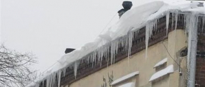 Sokólscy strażacy apelują - usuwajmy śnieg i nawisy lodowe z dachów