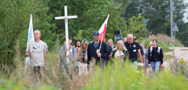 Pątnicy podążający śladami ks. Dariusza Sańko wyruszyli dziś do R&oacute;żanegostoku