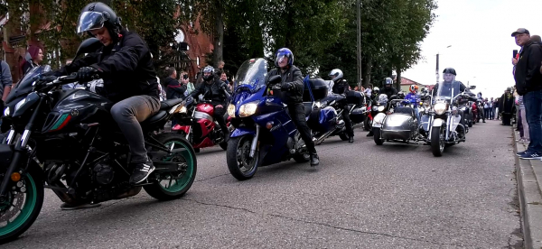 Ponad 400 motocyklistów przejechało ulicami Lipska [Film]