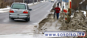 INTERWENCJA: Spór o odśnieżanie chodnika przy przejeździe kolejowym [Zdjęcia]