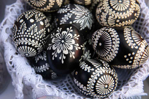 Pisanki się pisze, nie maluje. Opowieść Bożeny Muchy o tradycji, kt&oacute;ra nie przemija